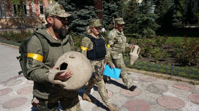 В Одессе во время проведения фортификационных работ бойцы ТРО обнаружили древние амфоры