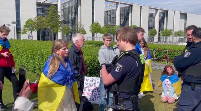 Зупиніть геноцид: у Німеччині українки провели акцію на підтримку захисників Маріуполя, активісток оштрафувала поліція