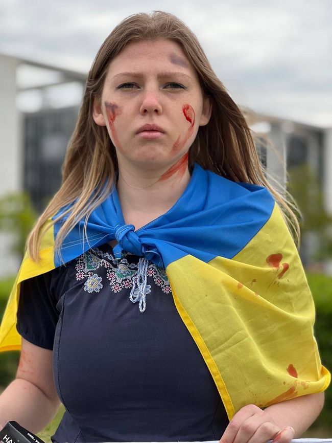 Зупиніть геноцид: у Німеччині українки провели акцію на підтримку захисників Маріуполя, активісток оштрафувала поліція