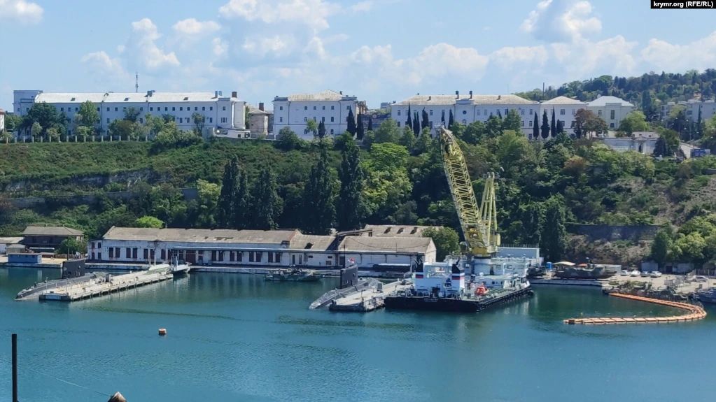 В Южной бухте Севастополя на подводные лодки загружают ракеты «Калибр»