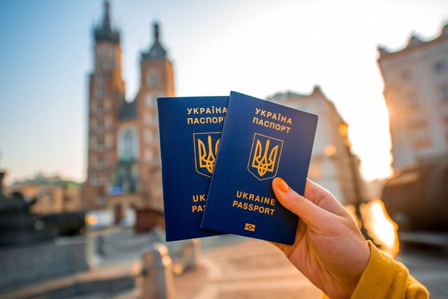 Українці зможуть отримувати паспорти за кордоном - кабмин