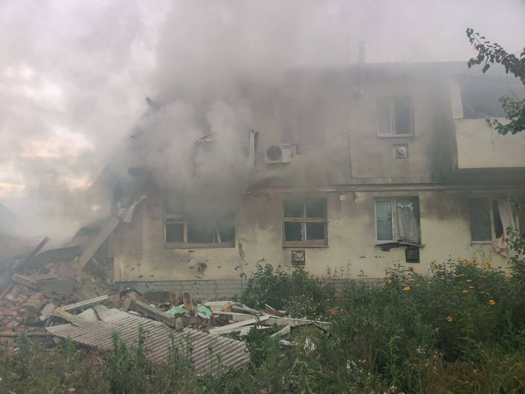 В Золочеве прямым попаданием российской ракеты был уничтожен двухэтажный многоквартирный дом