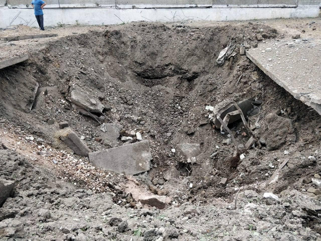 Огромная воронка и разрушения: последствия ракетного удара по предприятию в Харькове (ВИДЕО)