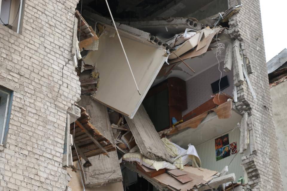 Подробности ракетного удара по многоэтажке в Харькове и фото от ГСЧС