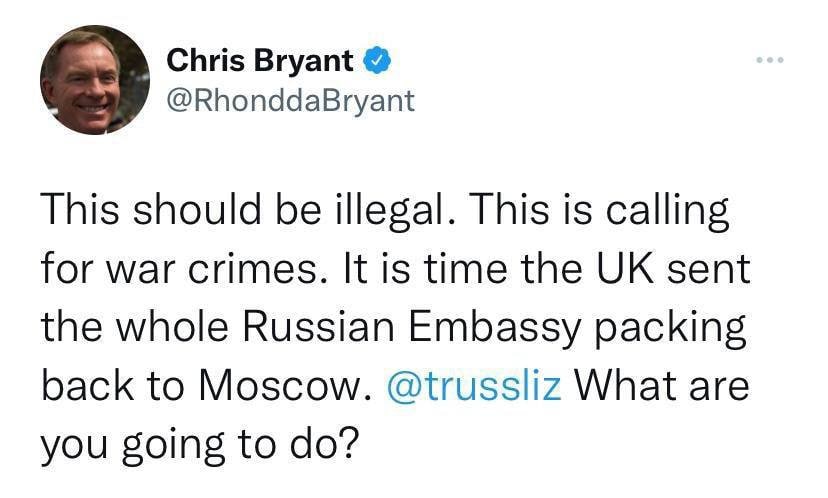 Член парламенту Британії Кріс Брайант закликав вигнати посольство РФ із країни після твіту російських дипломатів про страту азовців