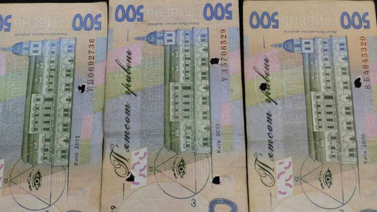 В Ощадбанку заявили, що недійсні купюри у 500 гривень потрапили в обіг з окупованих територій