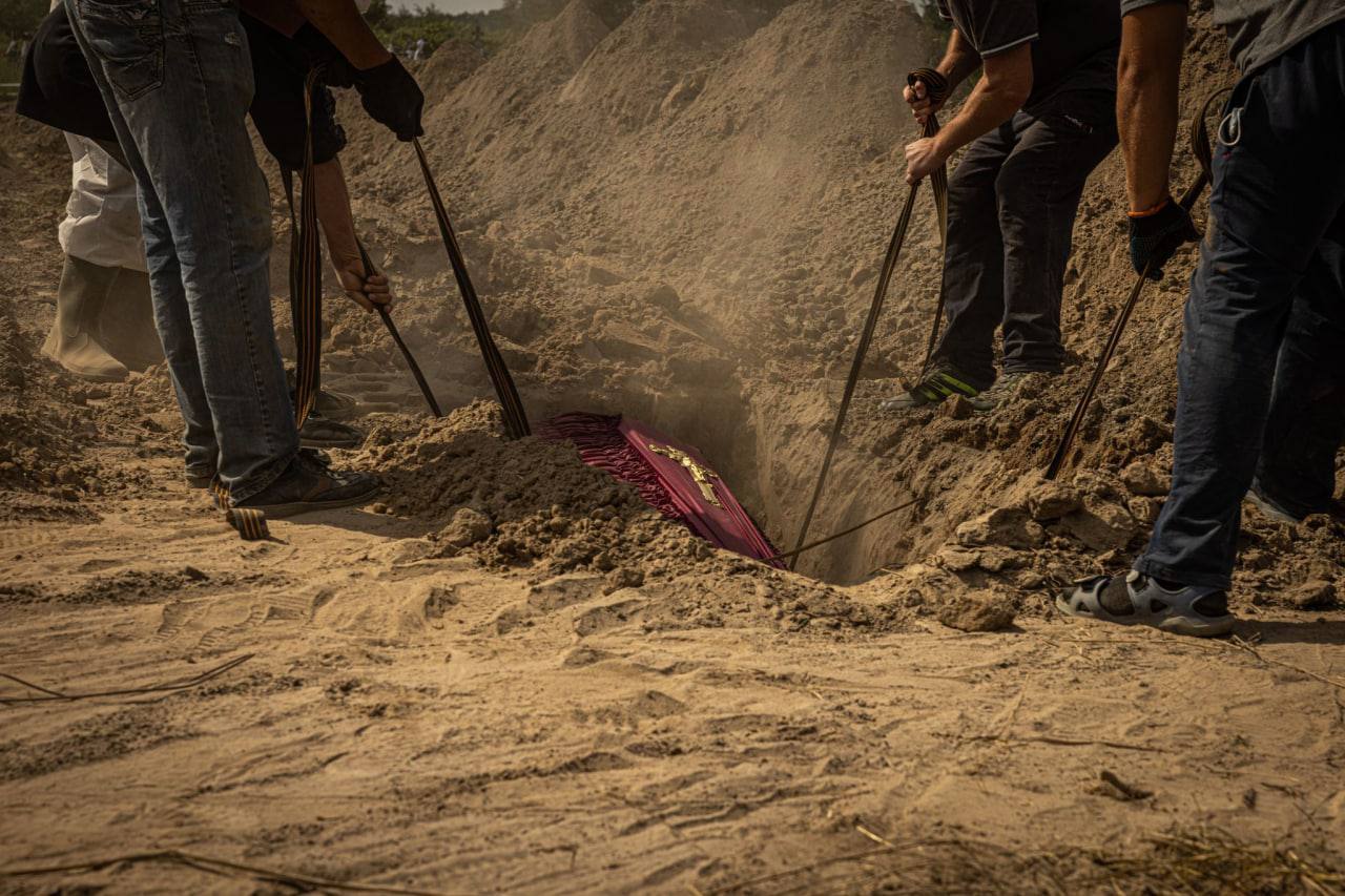 У Бучі завершили поховання незабраних тіл жителів