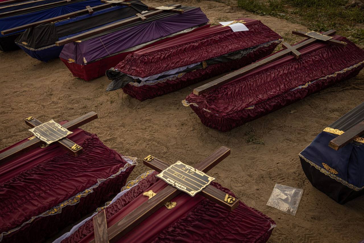 У Бучі завершили поховання незабраних тіл жителів
