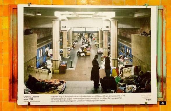 В Берлине появились огромные фото из харьковского метро, где люди прятались от бомбежек