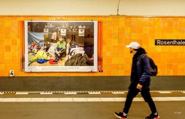 В Берлине появились огромные фото из харьковского метро, где люди прятались от бомбежек