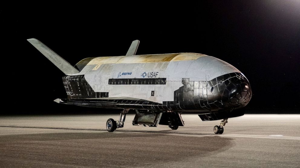 Безпілотний американський космічний літак на сонячних батареях повернувся через 908 днів