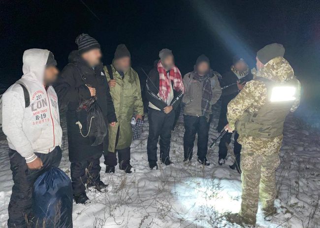 На кордоні з білоруссю затримали групу нелегальних мігрантів, яких до кордону доставили білоруські прикордонники