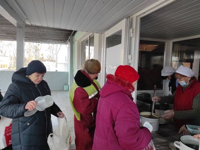 Безкоштовні гарячі обіди в Харкові: у перший день можливістю скористалися більше 10 тисяч людей