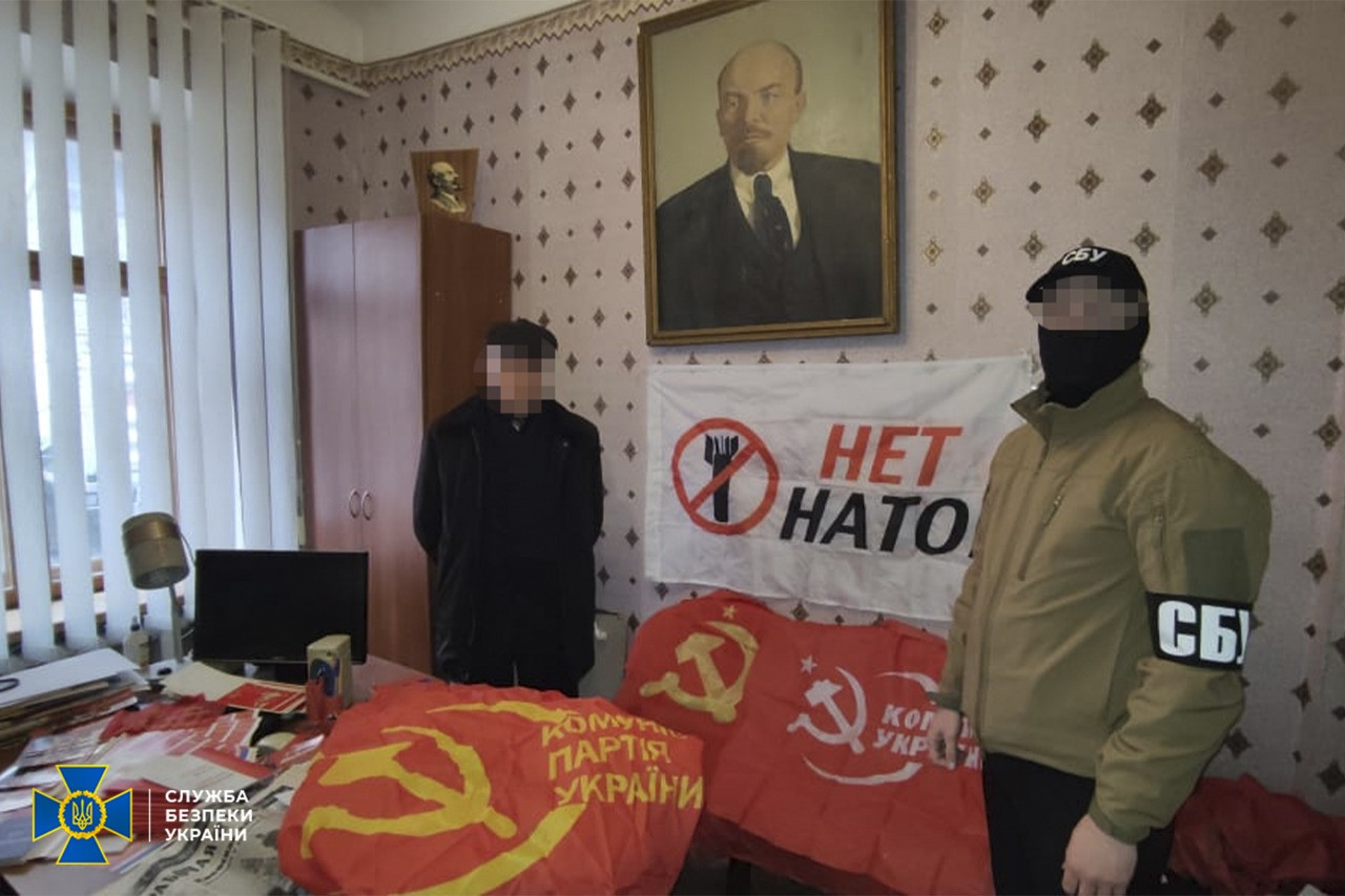 СБУ провела обшуки у представників заборонених політичних партій: знайшли зброю, георгіївські стрічки та російські прапори