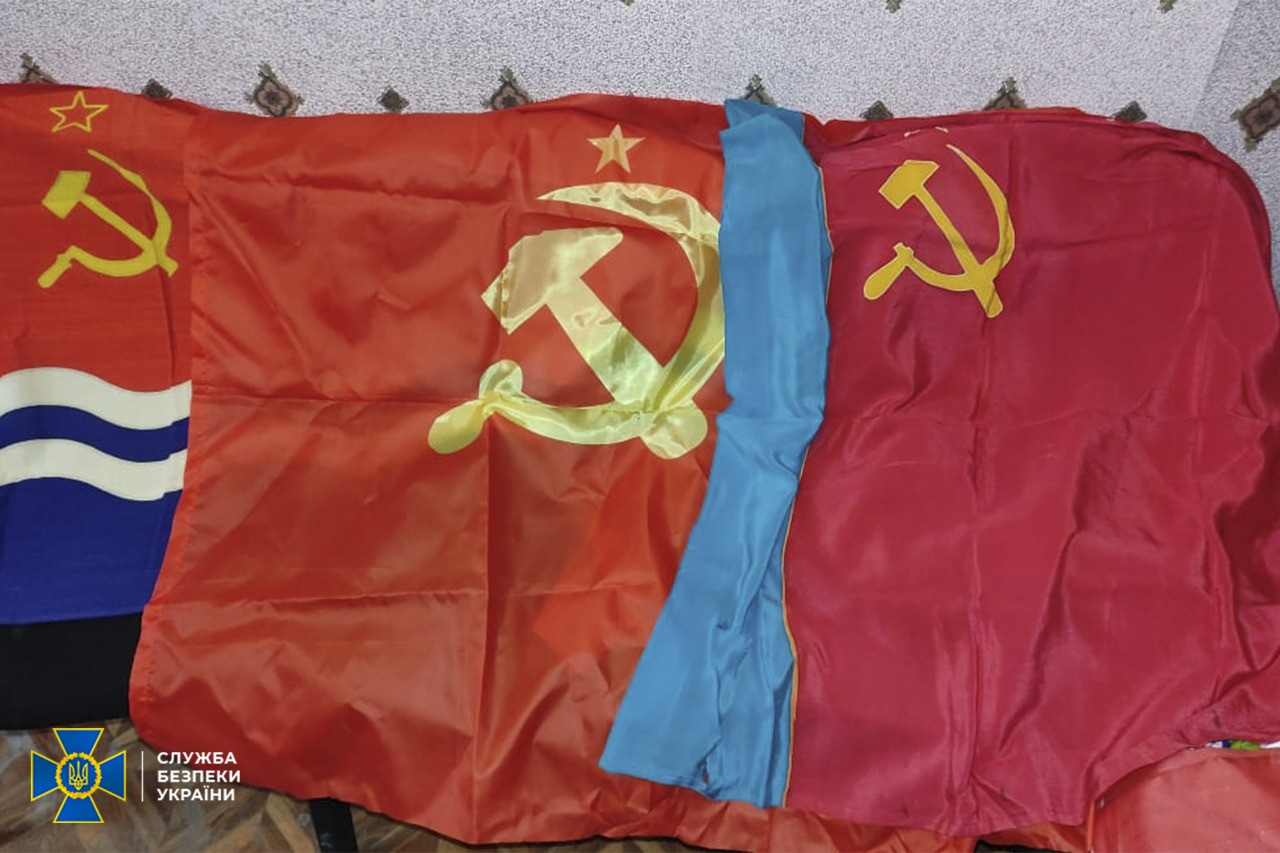 СБУ провела обшуки у представників заборонених політичних партій: знайшли зброю, георгіївські стрічки та російські прапори
