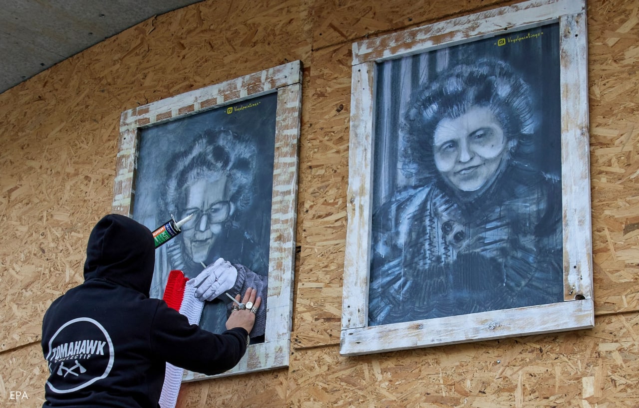 Картины польского художника украсили разрушенное здание в центре Харькове