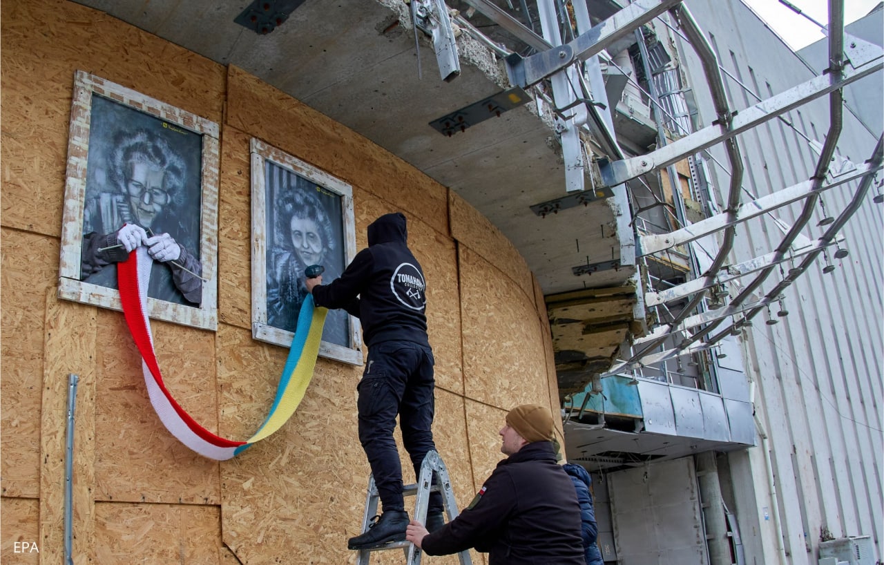 Картины польского художника украсили разрушенное здание в центре Харькове