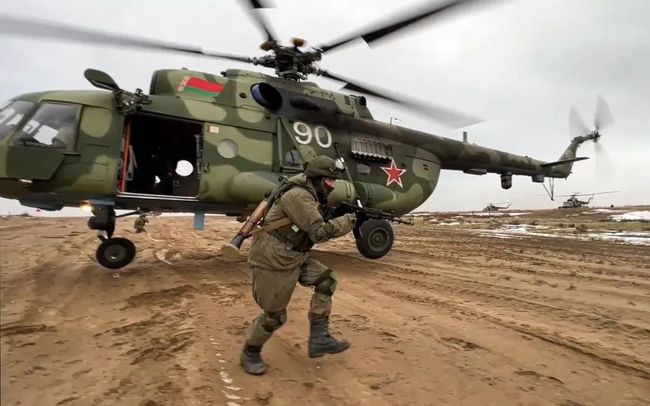 Беларусь переводит армию на военное время