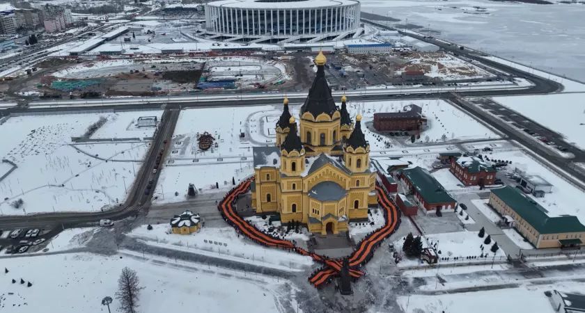 Тысяча нижегородцев окольцевала храм гигантской георгиевской лентой