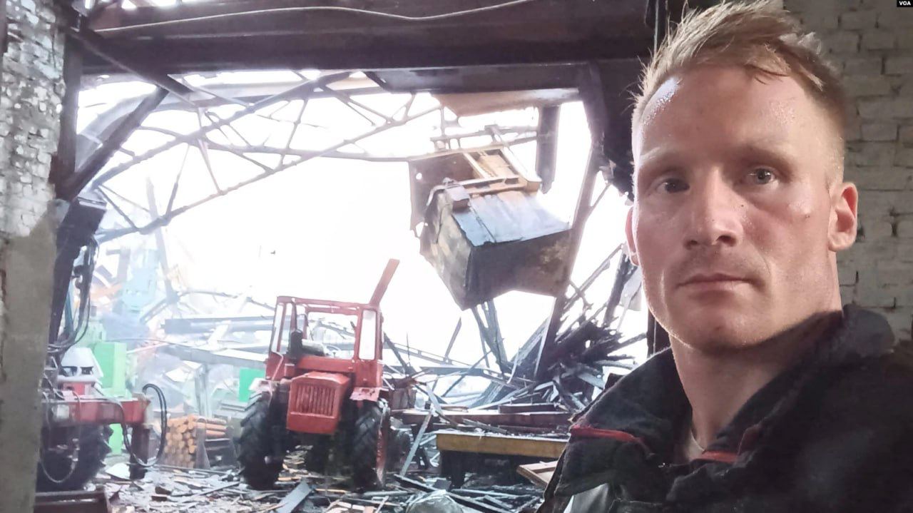 Пожежник з Німеччини Нільc Сал допомагає українським рятувальникам на Харківщині