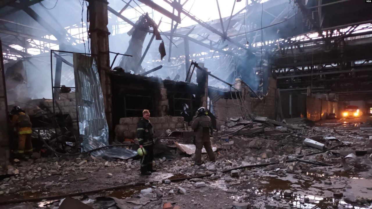 Пожежник з Німеччини Нільc Сал допомагає українським рятувальникам на Харківщині