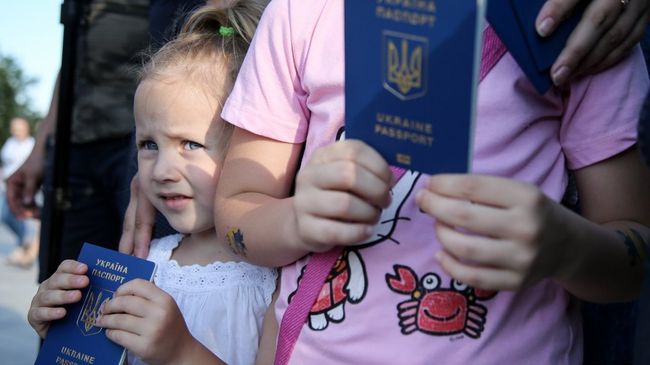 Українці зможуть пересилати паспорти поштою. Які умови