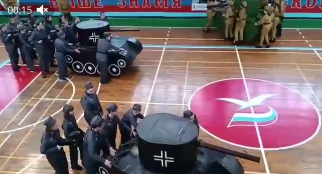 В спортзале вуза в Самарской области провели вот такую «реконструкцию Курской битвы»