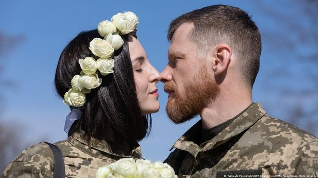Несмотря на войну, в Украине в 2022 году выросло количество браков и сократилось число разводов
