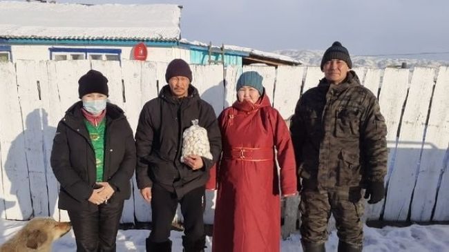 В Туве (рф) семья погибшего в Украине российского мобилизованного получила в подарок пельмени и плакат