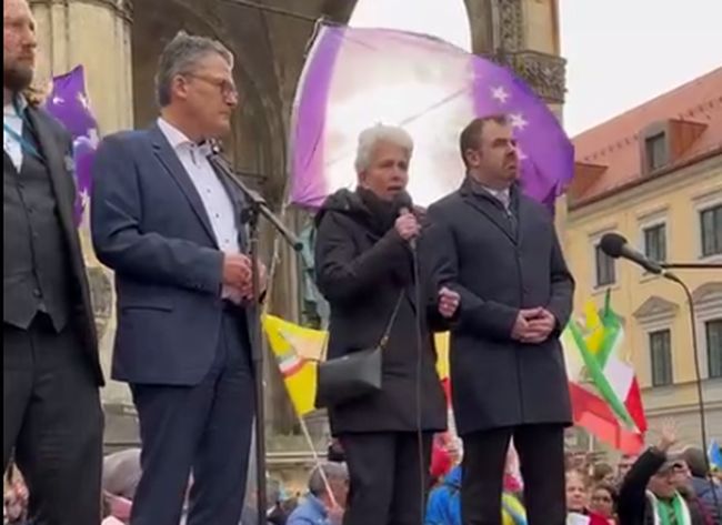 На багатотисячному мітингу під стінами Мюнхенської конференції виступають провідні німецькі політики зі словами щирої підтримки України