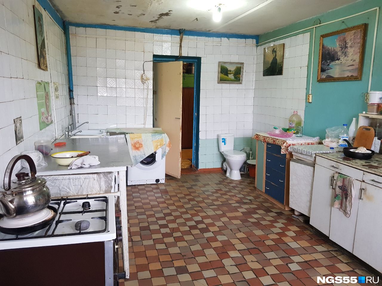Курьез: В России поставили унитазы на кухне в общежитии. ФОТО