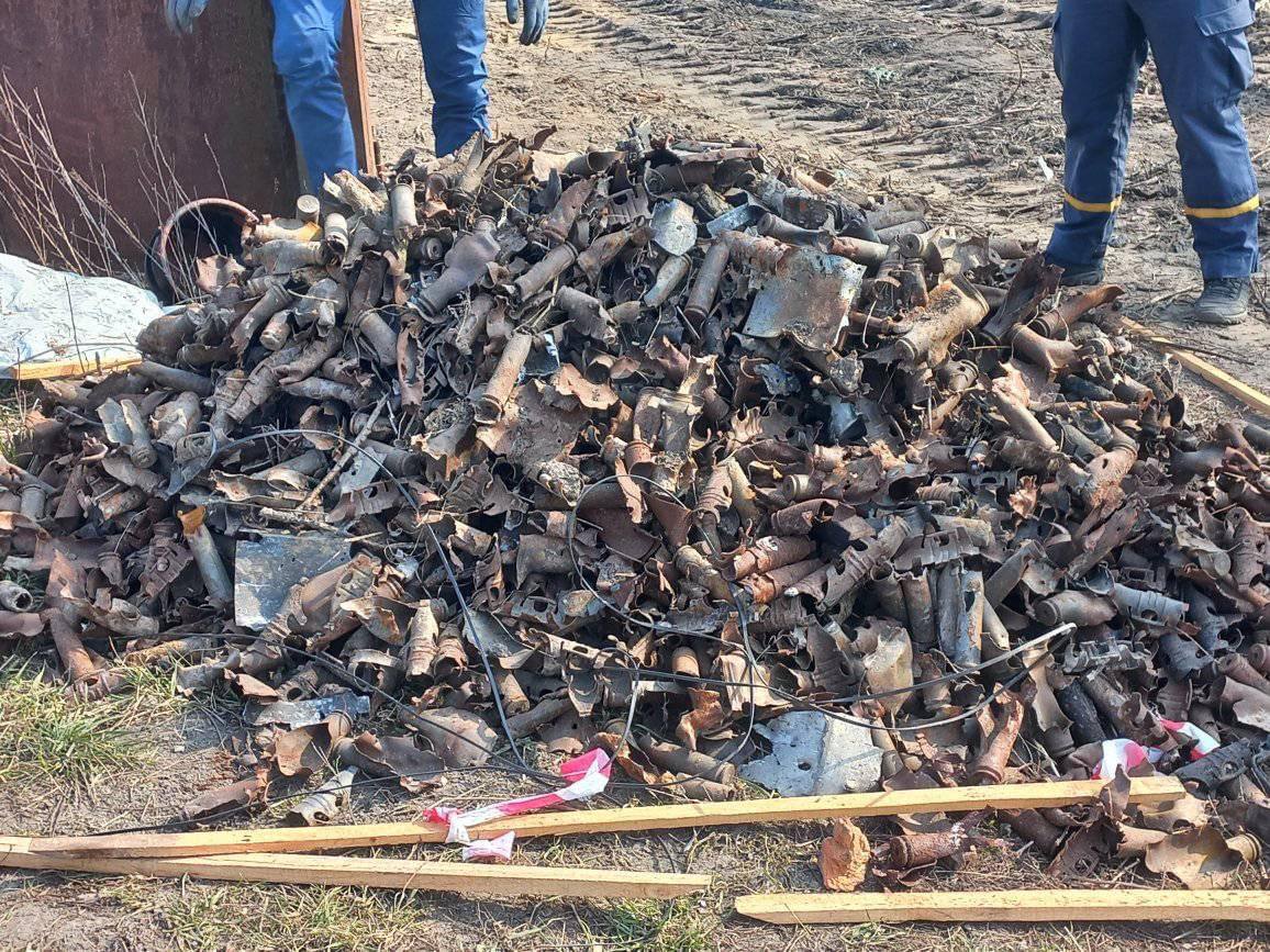 Обломки и гильзы снарядов, которые достали фермеры после вспахивания поля под Бородянкой (ФОТО)