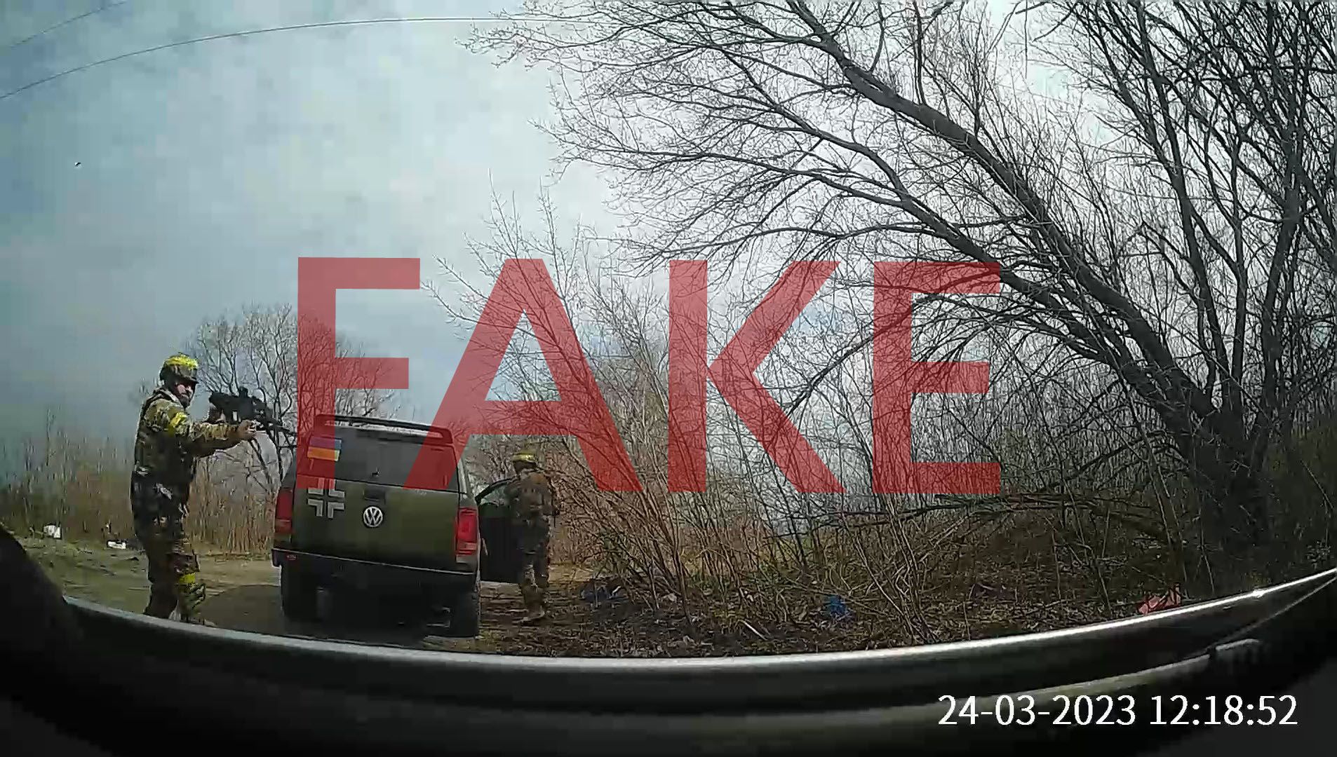 Відео, де невідомий в українській формі нібито стріляє по цивільному авто жінки з дитиною, є примітивним рашистським фейком
