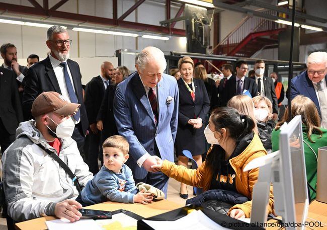 Карл III посетил центр для украинских беженцев в бывшем берлинском аэропорту Тегель