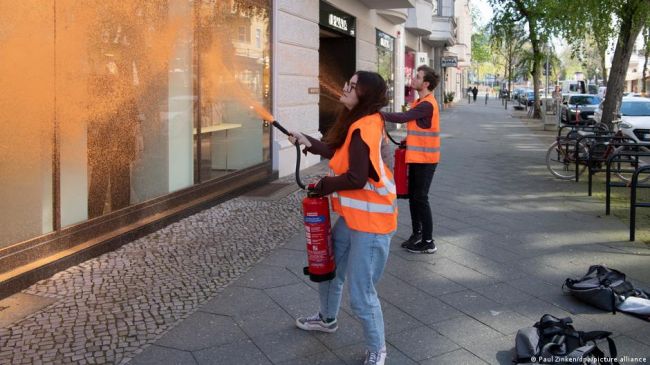 Экоактивисты атаковали бутики в Берлине