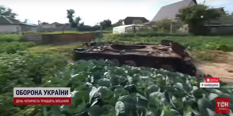 З городу родини із Київщини знову не забрали танк: господині висаджують поряд капусту, бо вже така традиція