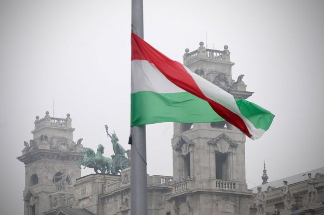 Венгрия требует убрать 3 человек из санкционного списка ЕС
