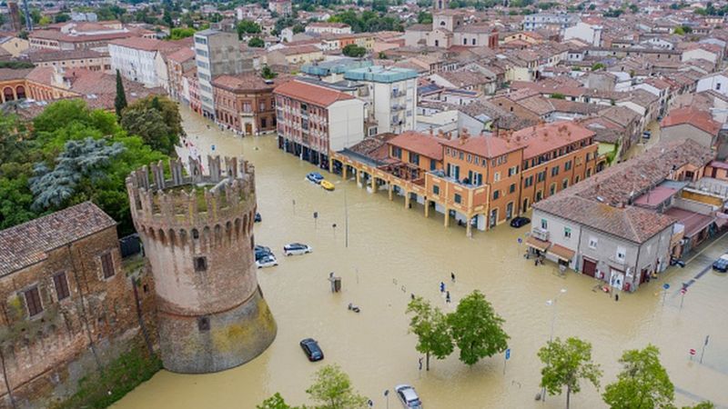 Затоплена Італія: на півночі країни вже загинуло 14 людей, злива не вщухає