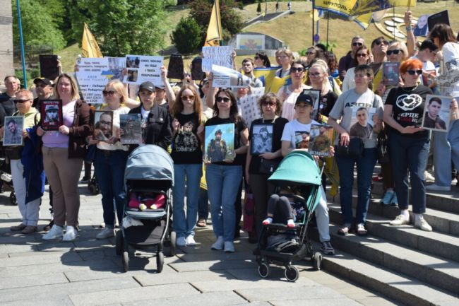 Рік полону: в Києві провели акцію до річниці виходу захисників з «Азовсталі» — ФОТО
