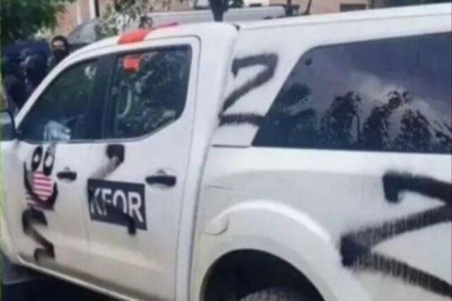 Машины контингента НАТО сербские протестующие разрисовали буквами Z