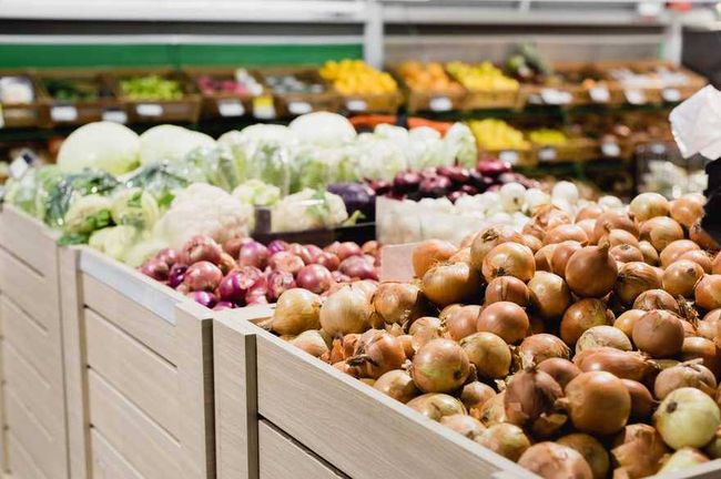 У закладах торгівлі та на ринках міста Харкова продовжують знижуватися ціна на сезонні овочі