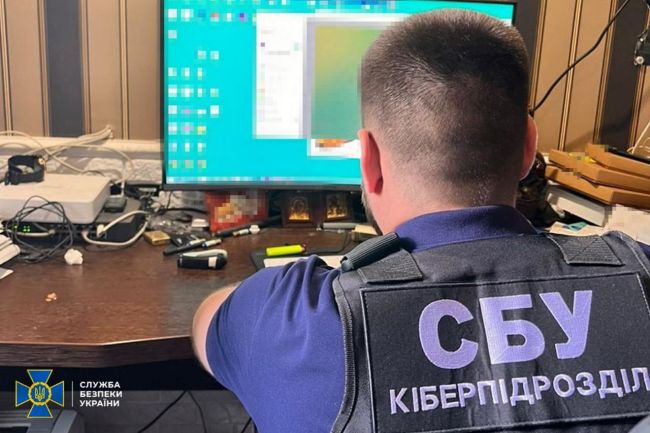 СБУ викрила у Києві підпільний «ЦНАП», який продавав фальшиві паспорти та водійські права