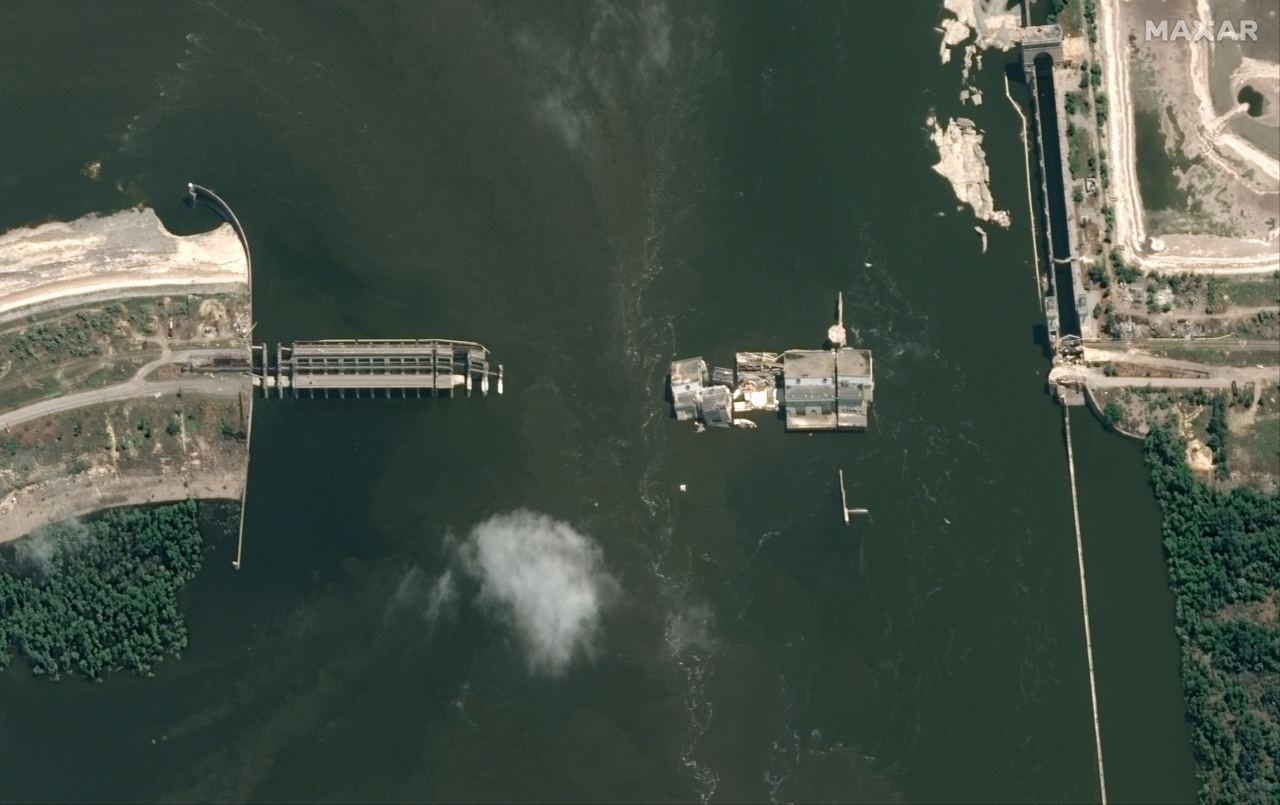 Maxar опубликовала новые спутниковые снимки разрушенной Каховской ГЭС