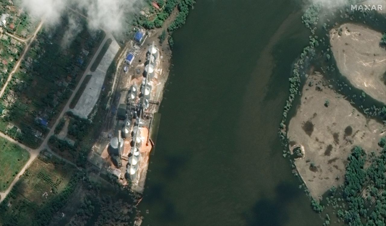 Maxar опубликовала новые спутниковые снимки разрушенной Каховской ГЭС