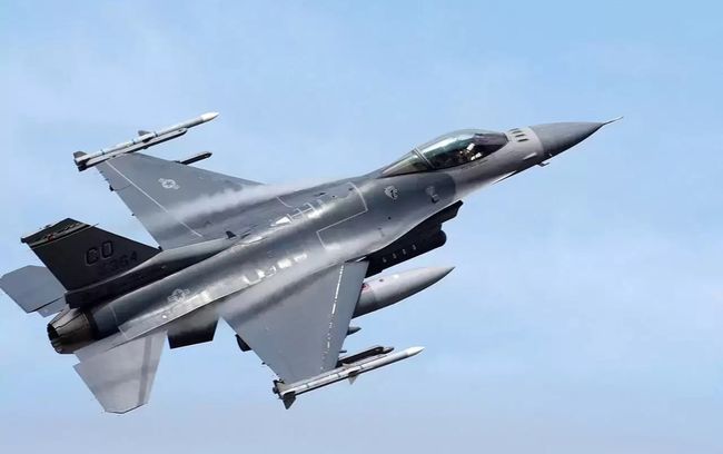 Производитель F-16 согласился тренировать украинских пилотов