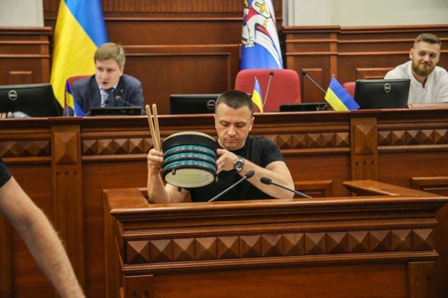 Главе Днепровской РГА на сессии Киевсовета подарили барабан «от стресса»