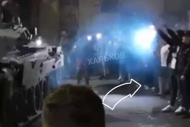 Під час визволення того є@учого танку з ростовського цирку — толпа зігує вагнерам