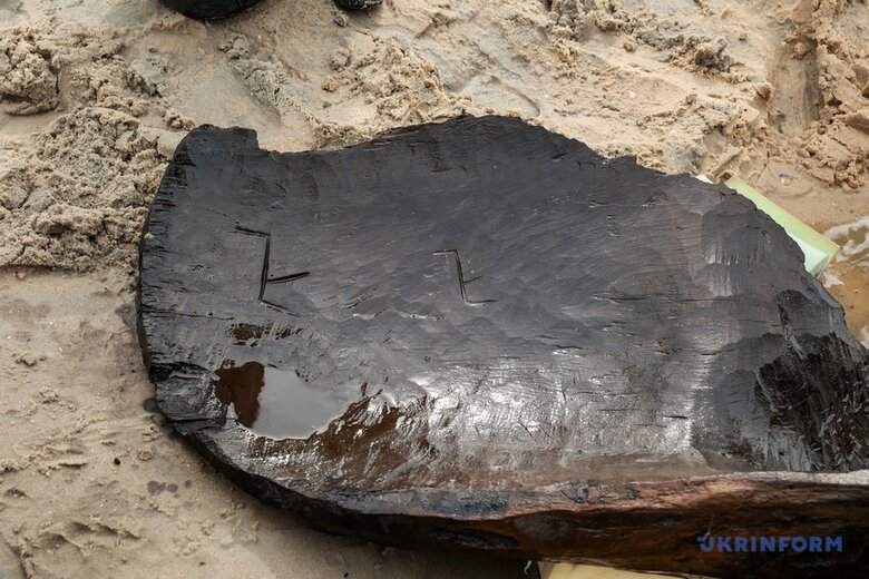В обмілілій зоні Дніпра на Запоріжжі знайшли човен, якому близько тисячі років