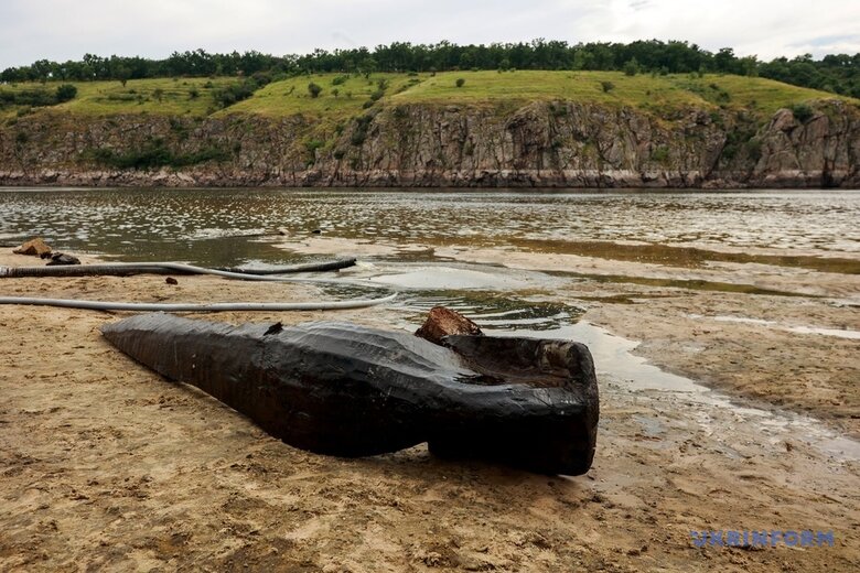 В обмілілій зоні Дніпра на Запоріжжі знайшли човен, якому близько тисячі років