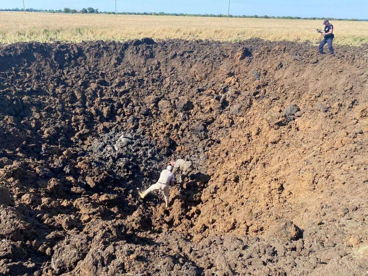 Насчёт фото воронки неподалёку от аэродрома в Приморске-Ахтарске в Краснодарском крае